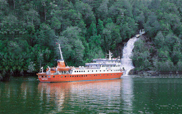 Kaweskar Explorers Route Cruise: Skorpios III