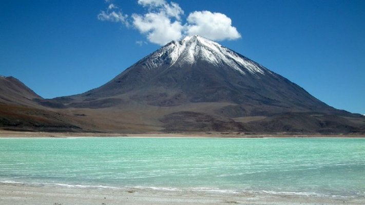Discover the Stunning Uyuni Salt Flat Discover the Stunning Uyuni Salt Flat